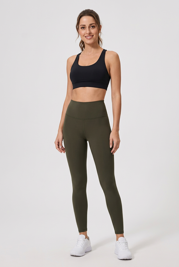Leggings Essenza verde oliva su modella