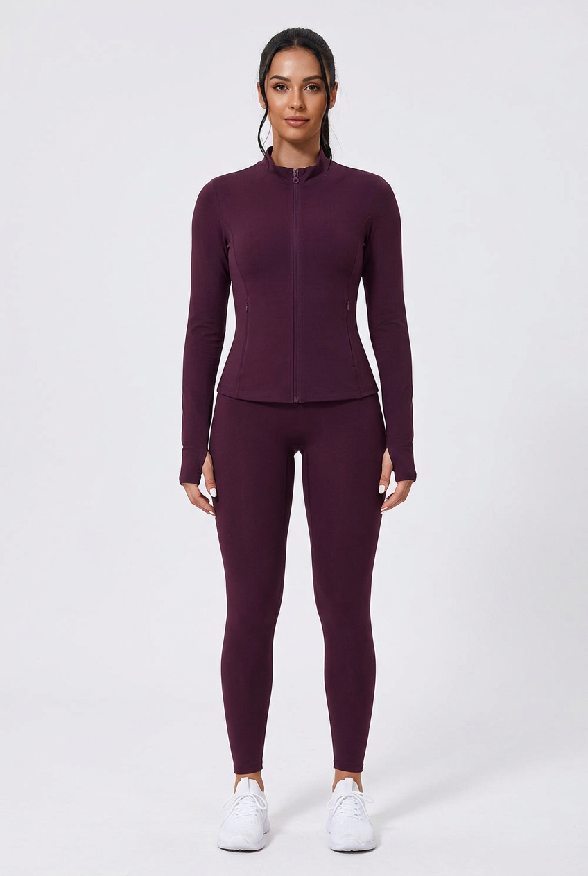 Jacket ActiveMoon bordeaux con modella a figura intera su sfondo grigio