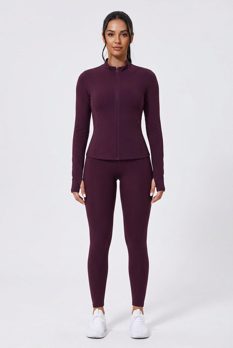 Jacket ActiveMoon bordeaux con modella a figura intera su sfondo grigio