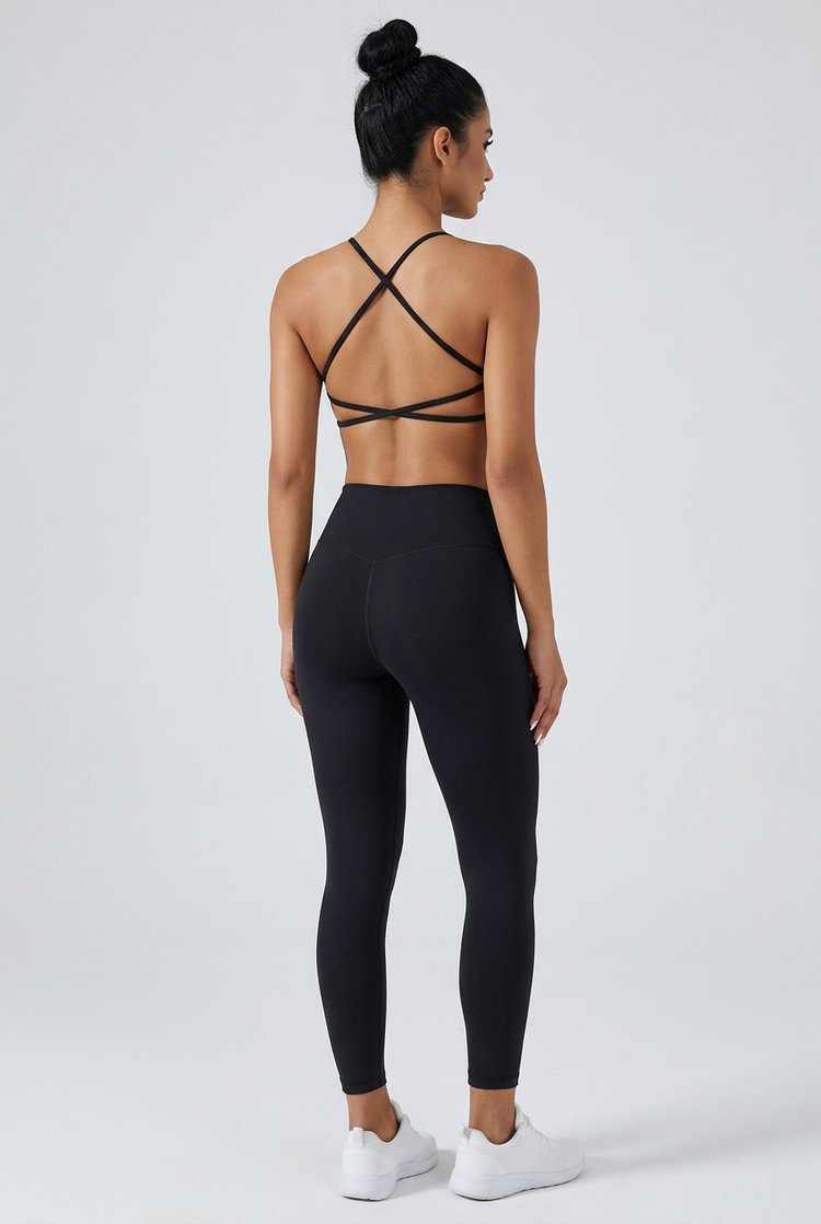 Completo Essential nero con modella, vista di spalle con schiena aperta e spalline sottili incrociate