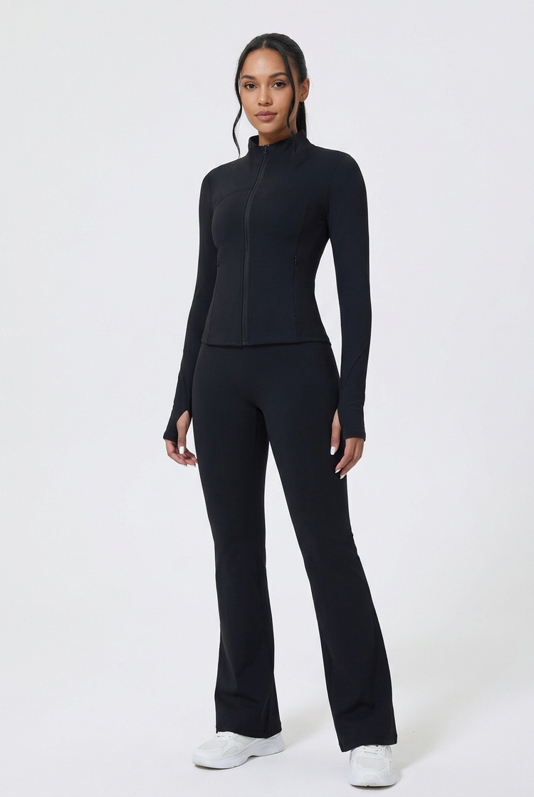 Jacket ActiveMoon nera con modella a figura intera su sfondo grigio