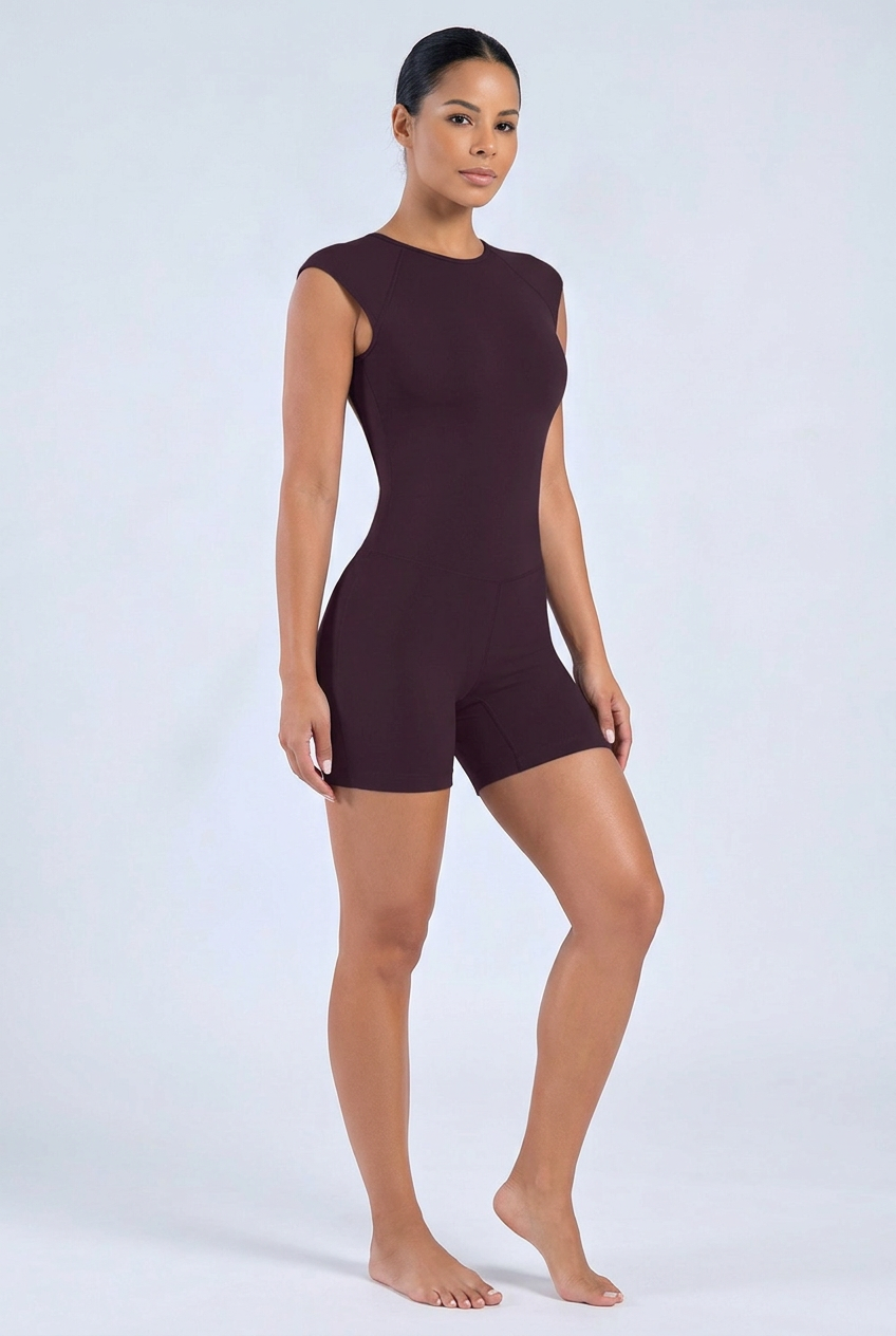 Jumpsuit Elegant prugna indossata da modella a figura intera, vista frontale su sfondo grigio