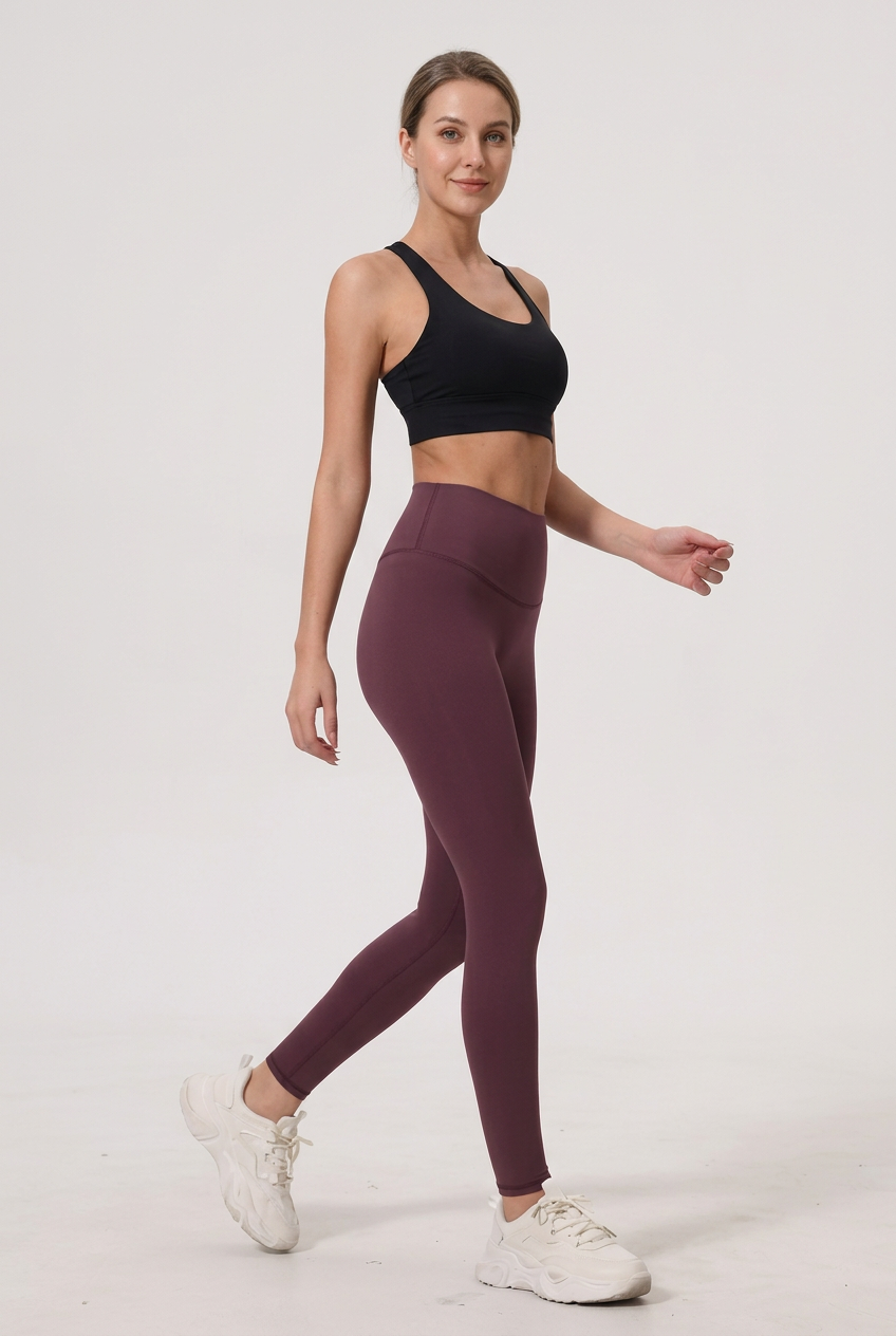 Leggings Essenza bordeaux su modella a figura intera