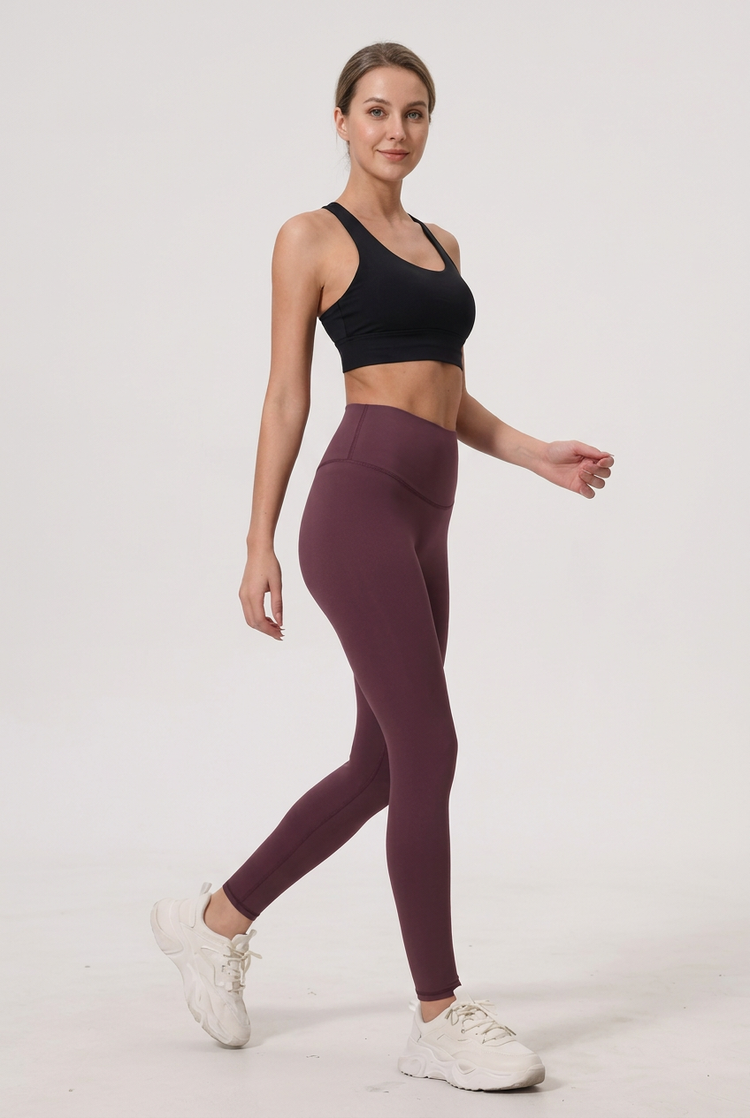 Leggings Essenza bordeaux su modella a figura intera