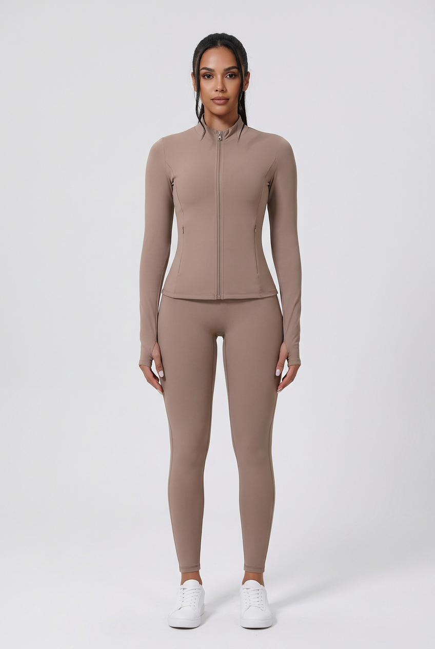 Jacket ActiveMoon beige con modella a figura intera su sfondo grigio