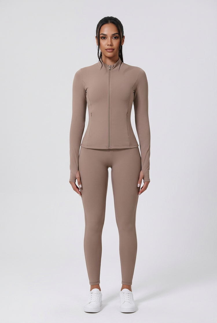 Jacket ActiveMoon beige con modella a figura intera su sfondo grigio