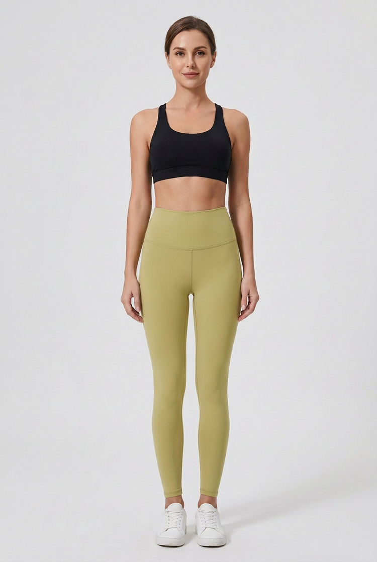 Leggings Essenza Verde matcha su modella