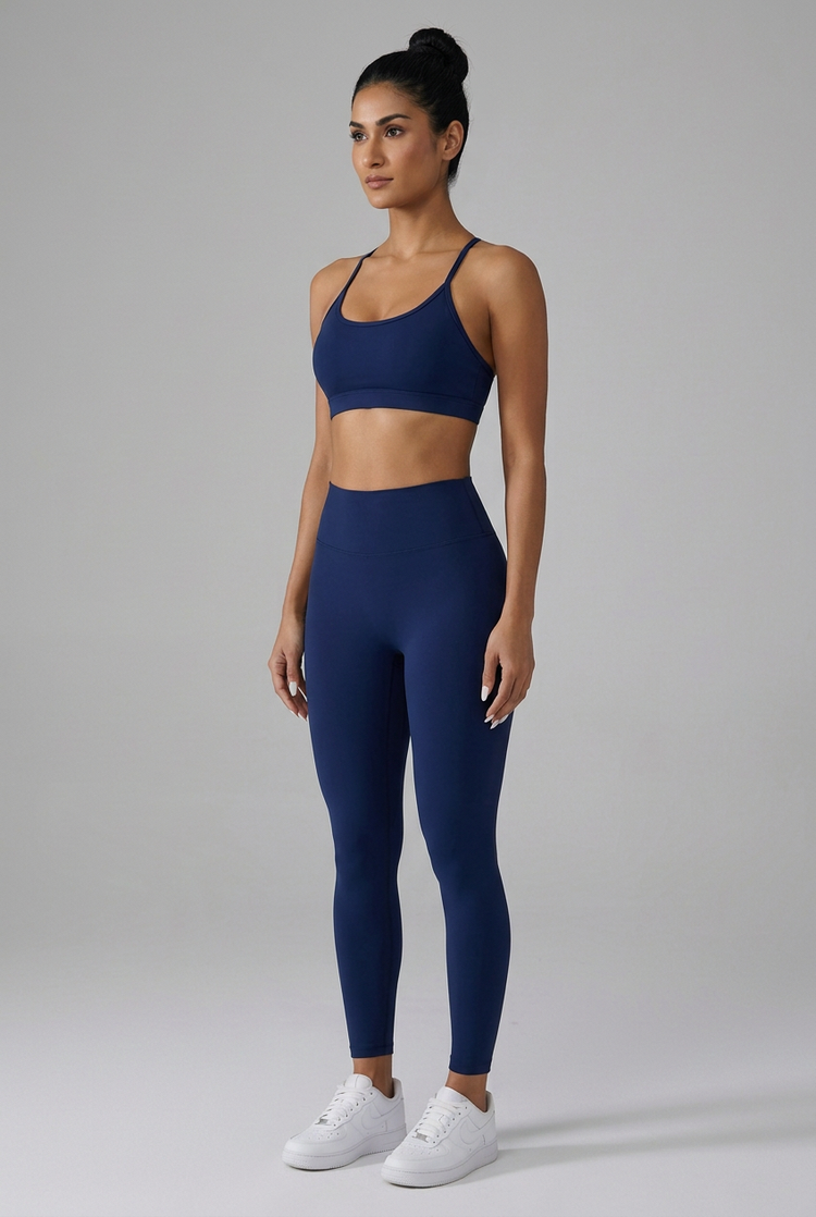 Completo Essential blu navy con nuova modella