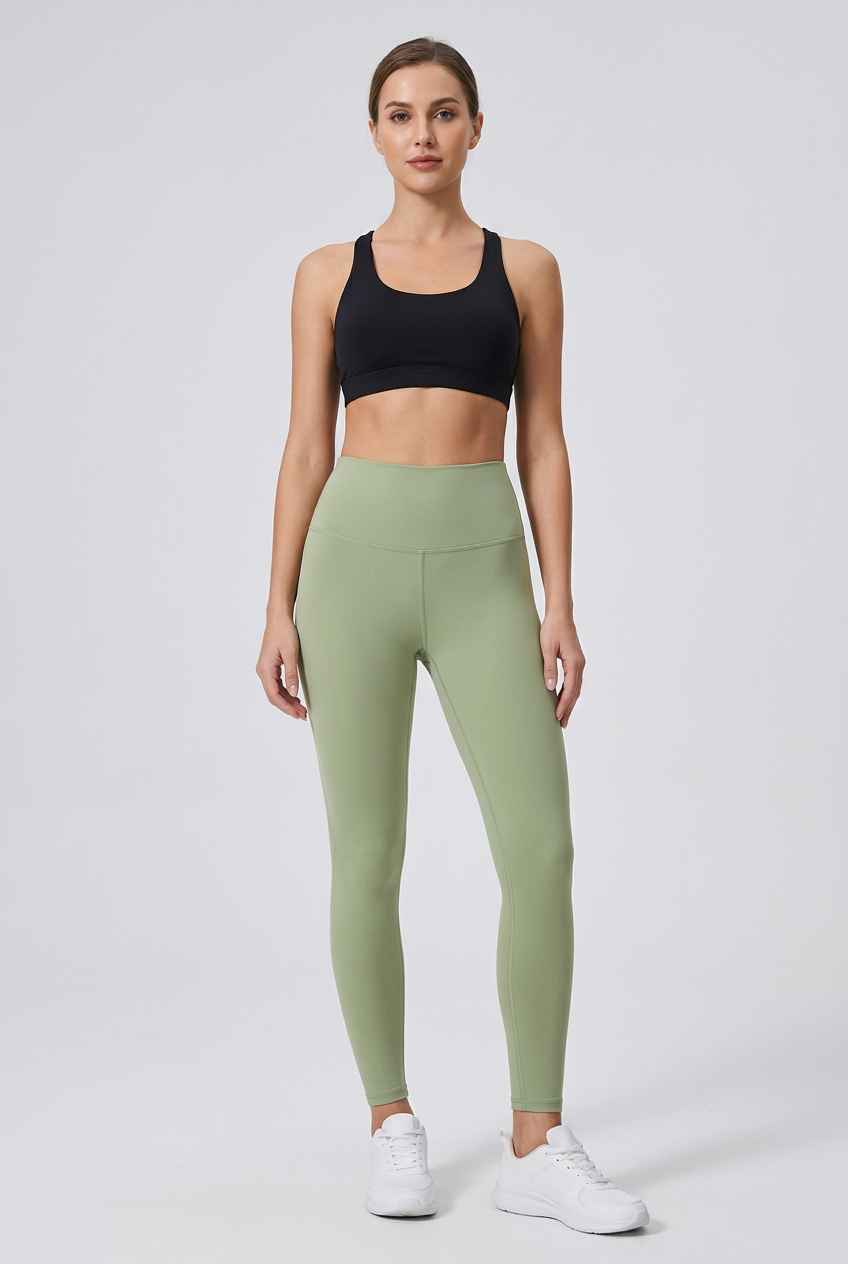 Leggings Essenza verde salvia su modella