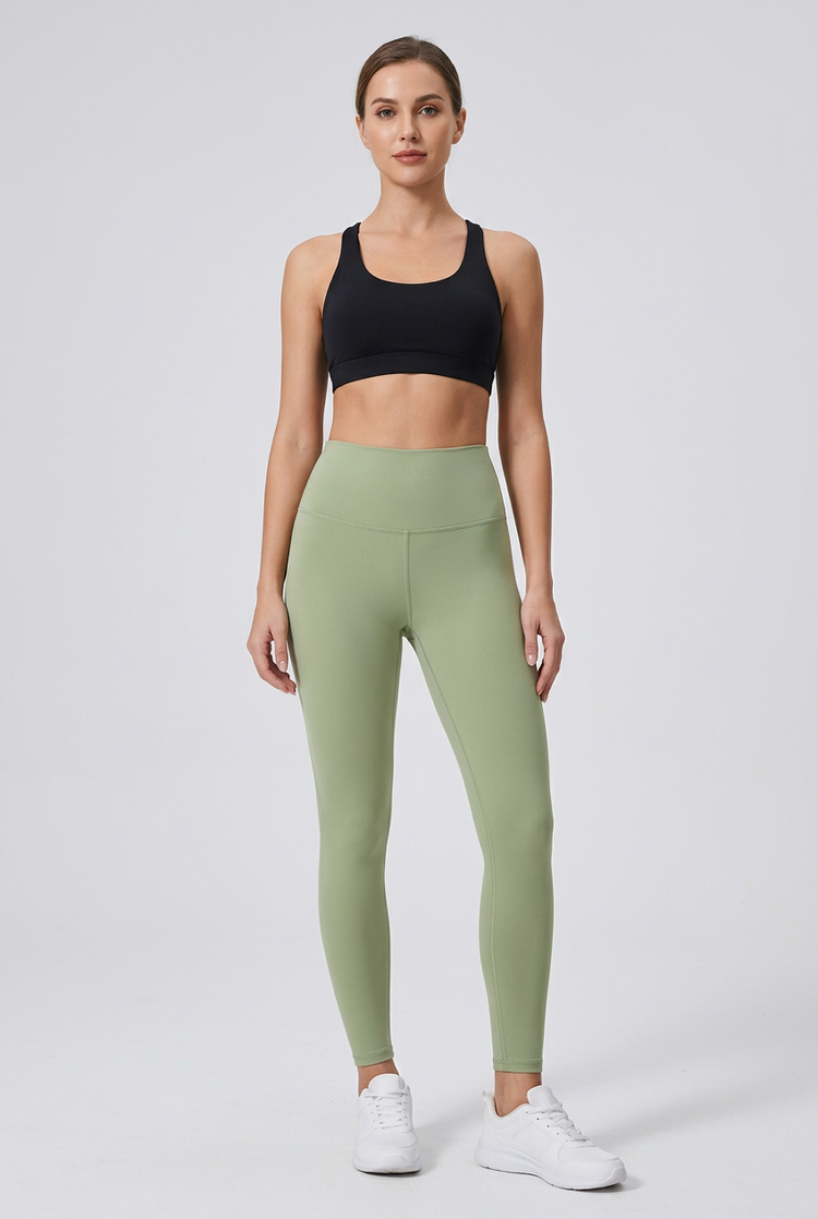 Leggings Essenza verde salvia su modella